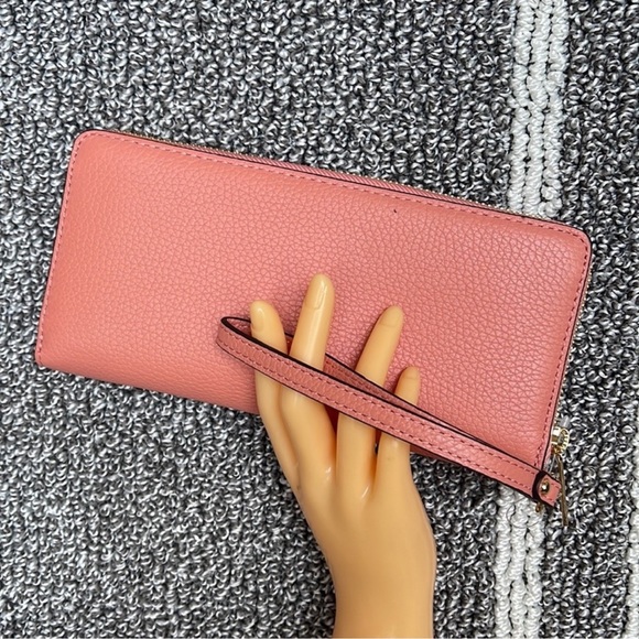 Michael Kors Jet Set Travel Large Travel CONTINENTAL 
Sherbert - Picture 14 of 16